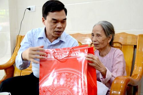 Các đồng chí lãnh đạo tỉnh tặng quà gia đình chính sách, người có công