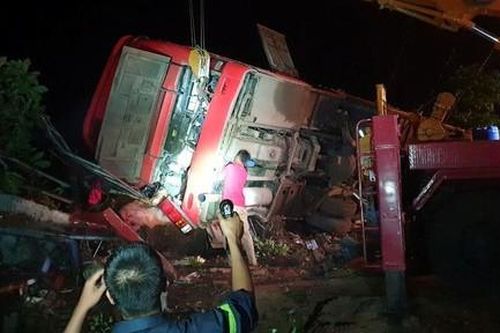 Xe khách tông xe tải rồi lật, hơn chục người thương vong
