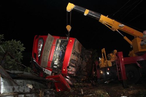 Đắk Lắk: Lật xe khách giường nằm, 1 người chết, 10 người bị thương