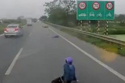 Kinh hoàng cô gái bị giật túi xách ngã văng vào làn đường ô tô ngay trước mũi xe lớn đang di chuyển