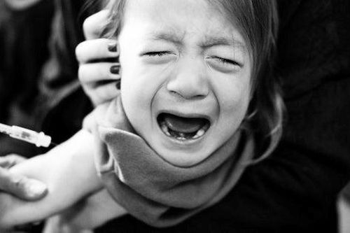 Bé gái không biết đau, tự cắn lưỡi, chọc mù mắt vì căn bệnh lạ