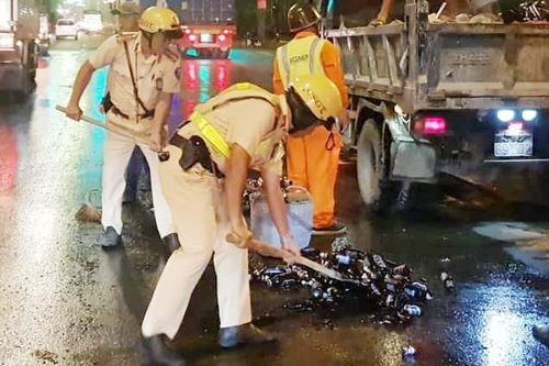 Hàng trăm chai bia vỡ tràn xuống đường, quốc lộ 1 ùn tắc