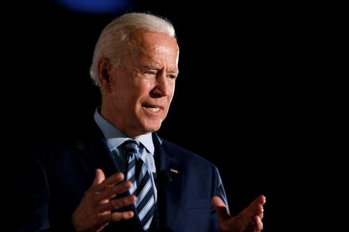 Cựu phó TT Joe Biden thách TT Trump thi hít đất trên sân khấu