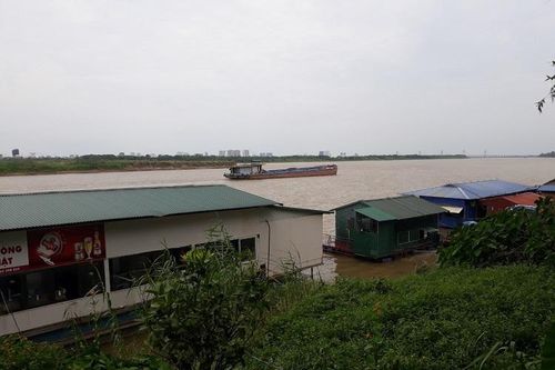 Nhà nổi, nhà hàng trái phép đua nhau mọc trên sông Hồng