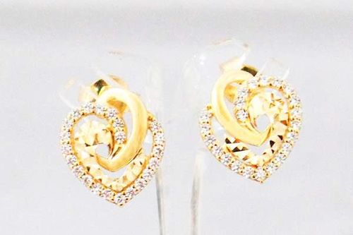 Truyện cười bốn phương: Hoa tai của chồng