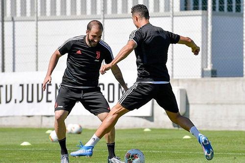 Cristiano Ronaldo thể hiện tốc độ kinh ngạc trong bài tập chạy nước rút