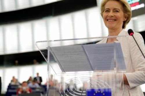 Bà von der Leyen chính thức trở thành Chủ tịch nữ đầu tiên của EC