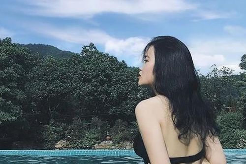 Bất ngờ trước vẻ đẹp nóng bỏng của bạn gái Đoàn Văn Hậu