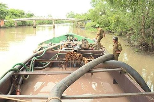 Công an nổ súng truy bắt 'cát tặc' trong đêm mưa