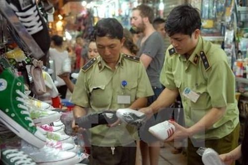 Thu nhiều sản phẩm nghi giả thương hiệu nổi tiếng tại chợ Bến Thành