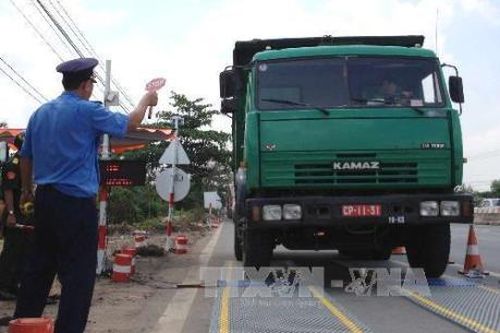 Oằn mình 'gánh' xe vượt tải trọng