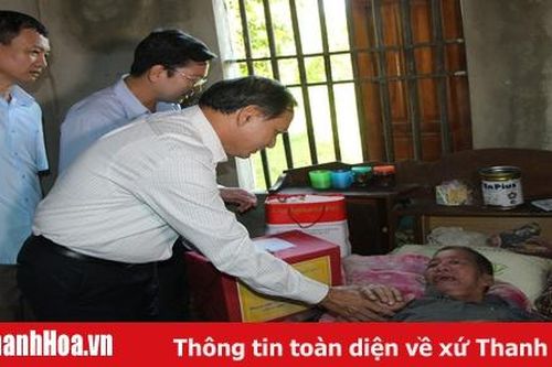 Đồng chí Nguyễn Đức Quyền, Phó Chủ tịch Thường trực UBND tỉnh thăm, tặng quà các gia đình chính sách huyện Thường Xuân và Ngọc Lặc
