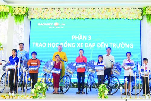 Tặng xe đạp cho học sinh nghèo hiếu học