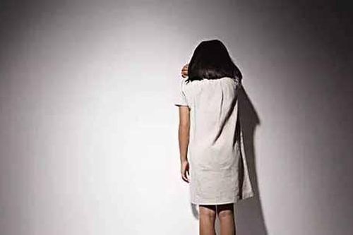 Đi thu tiền ga, rồi sàm sỡ bé gái 13 tuổi