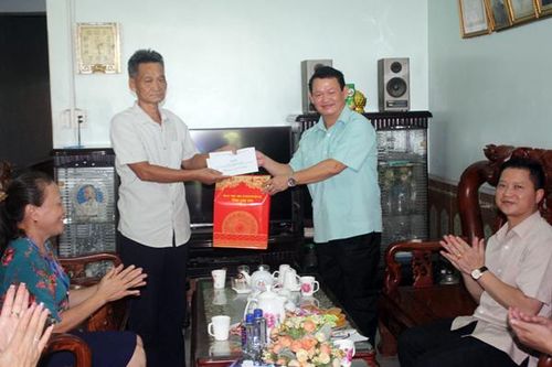 Lãnh đạo tỉnh thăm, tặng quà thương binh, bệnh binh, gia đình người có công nhân ngày Thương binh - Liệt sỹ