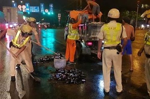 CSGT dọn hàng trăm chai bia rơi trên QL1A sau sự cố