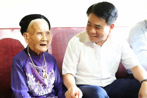 Chủ tịch UBND TP Hà Nội tặng quà gia đình chính sách ở huyện Gia Lâm