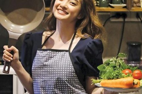 Kaity Nguyễn khoe trình nấu ăn đỉnh cao