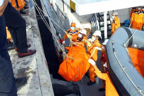 Vụ 9 ngư dân mất tích tại Bạch Long Vĩ: Đưa 2 thi thể vào bờ để xác định danh tính
