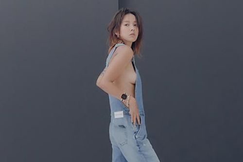 Lee Hyori táo bạo, bỏ quên nội y khi diện jeans yếm trên tạp chí