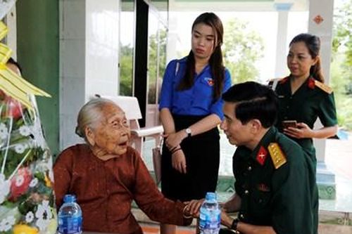 Tổng công ty Thái Sơn tặng quà Mẹ Việt Nam anh hùng