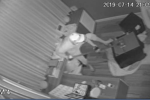 Camera ghi cảnh trộm đục két sắt, trộm 5 tỷ nhà ca sĩ Nhật Kim Anh