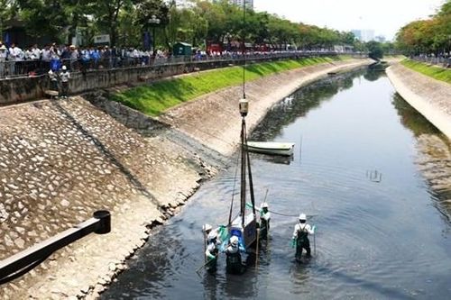 Xử lý hóa chất mà không gom nước thải, bao nhiêu tiền đổ vào sông Tô Lịch?