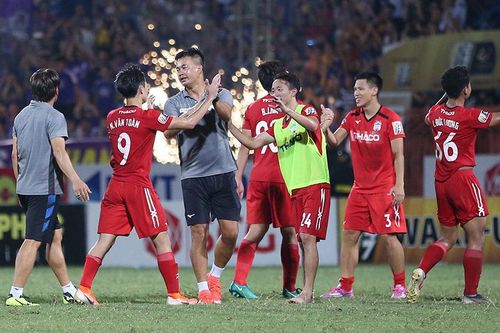 TPHCM giữ ngôi đầu, Hà Nội và HAGL bất phân thắng bại