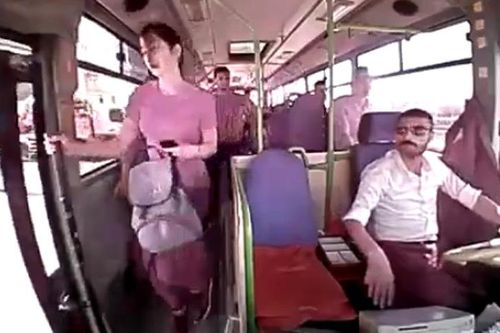 Xuống đường khi xe buýt đang chạy, cô gái mất mạng trong chớp mắt