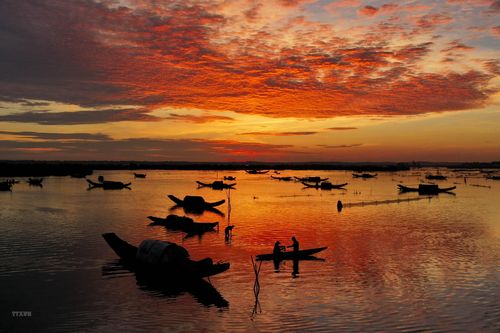 Binh minh của những ngư dân trên đầm phá Tam Giang