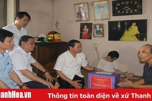 Đồng chí Đỗ Minh Tuấn, Phó Bí thư Tỉnh ủy thăm, tặng quà các gia đình chính sách trên địa bàn thị xã Bỉm Sơn và TP Thanh Hóa