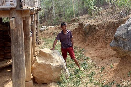 Khó khăn di dời dân khỏi vùng nguy cơ sạt lở