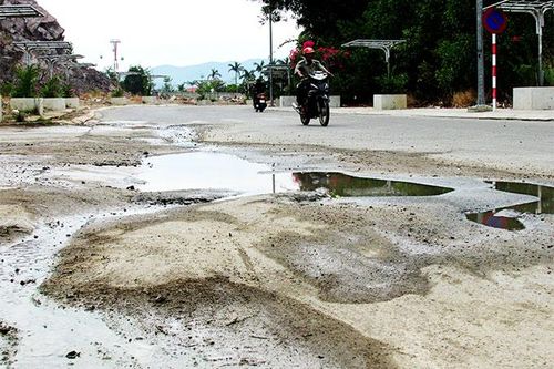 Mặt đường bị sụt lún, biến dạng