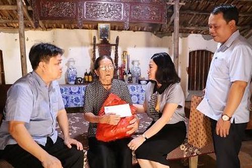Thăm, tặng quà gia đình có công với Cách mạng