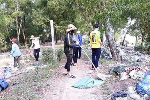 Tuổi trẻ chung tay làm sạch đê cát