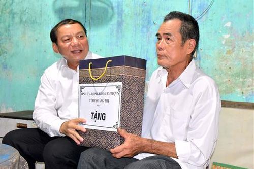 Bí thư Tỉnh ủy Nguyễn Văn Hùng tặng quà cho các gia đình chính sách