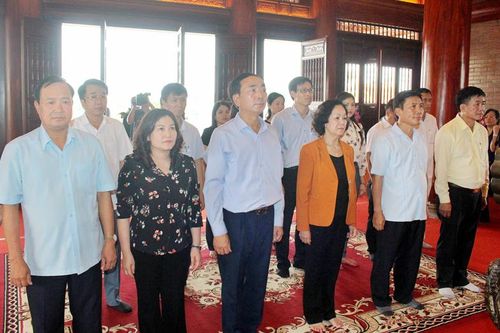 Đoàn công tác Ban Dân vận Trung ương dâng hương tưởng niệm các Anh hùng liệt sĩ TNXP Đại đội 915