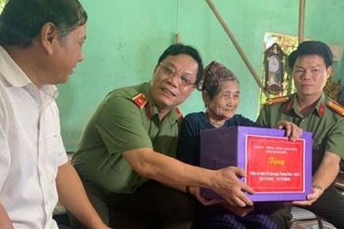 Công an tỉnh Thanh Hóa thăm, tặng quà gia đình chính sách