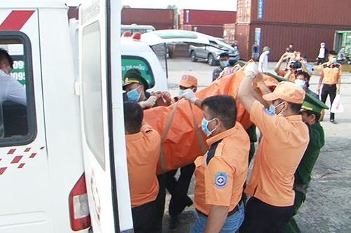 Tàu cá Nghệ An bị đâm chìm, 9 người mất tích: Đưa thi thể 2 thuyền viên vào bờ để xác định danh tính