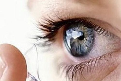 Từ vụ nam thanh niên bị mù mắt do kính áp tròng: Những ai không được dùng loại kính này?
