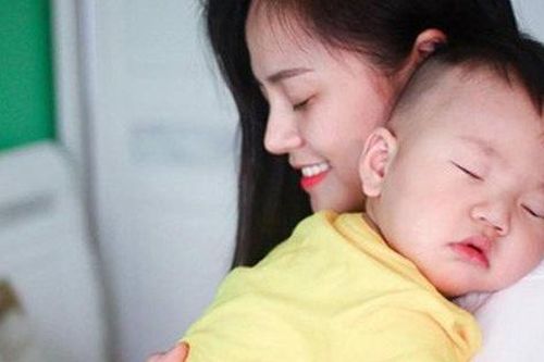 Thấy cảnh Thư ôm con nhỏ đợi chồng trong phim, Thu Quỳnh đăng dòng tâm sự khiến fan nhớ về hôn nhân trước của cô