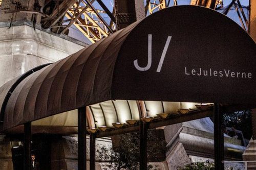 Nhà hàng trên tháp Eiffel mở cửa trở lại sau 'đại chiến đầu bếp'