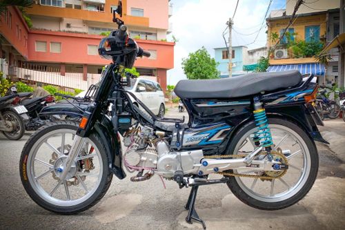 'Huyền thoại' Honda Dream với dàn phụ kiện 200 triệu