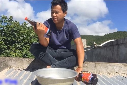 Trào lưu 'đem mẹ ra câu like' phản cảm của YouTuber Việt