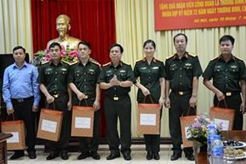 Gặp mặt tặng quà đoàn viên công đoàn là thương binh, con thương binh, liệt sĩ