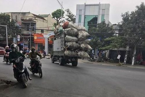 Nguy cơ mất an toàn từ xe chở hàng cồng kềnh