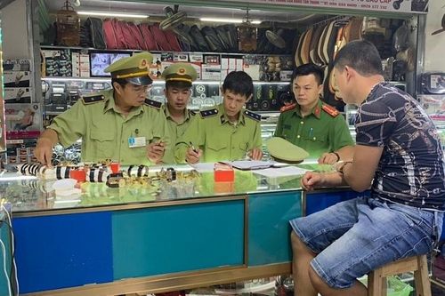 Lạng Sơn: Thu giữ lô đồng hồ nghi giả nhãn hiệu Rolex, Omega