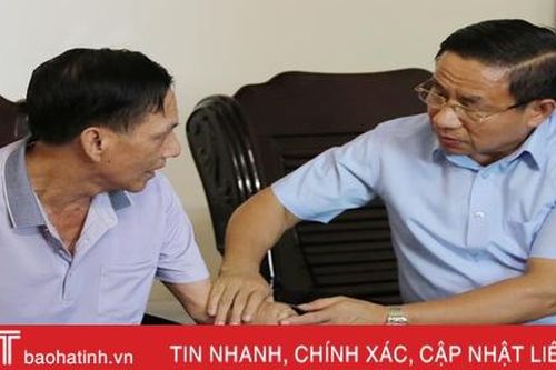 Bí thư Tỉnh ủy Lê Đình Sơn thăm hỏi, tặng quà gia đình chính sách tại TP Hà Tĩnh