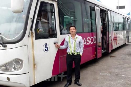 Bộ Giao thông khen nhân viên hàng không trả lại tài sản khách bỏ quên