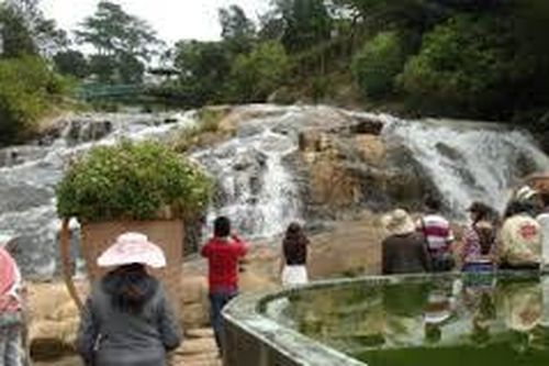 Xử lý hành vi xả rác không đúng nơi quy định ở thác Cam Ly, Đà Lạt